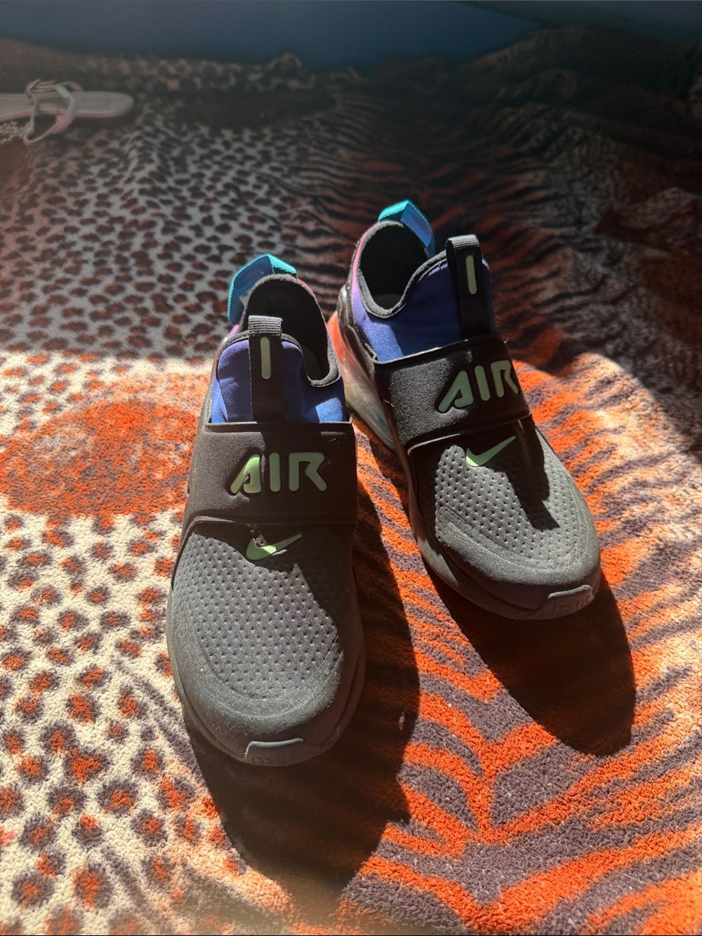 Nike Airmax 270 youth size 7 Kids Air Strap Sneakers in Black, Blue and Teal